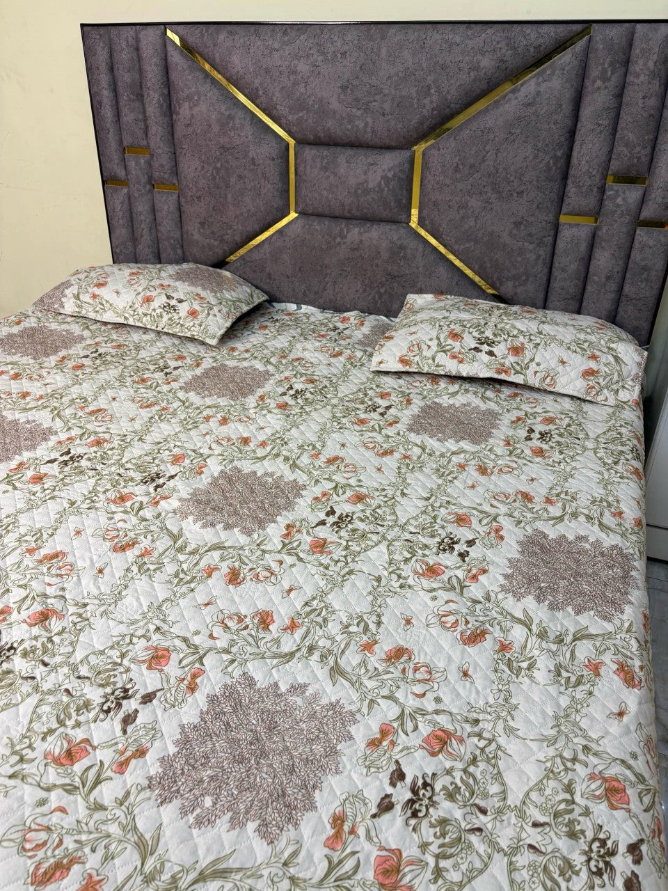 Comfort Castle Vintage Blossom Quilted Bed Cover