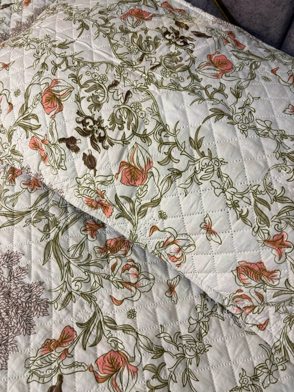 Comfort Castle Vintage Blossom Quilted Bed Cover